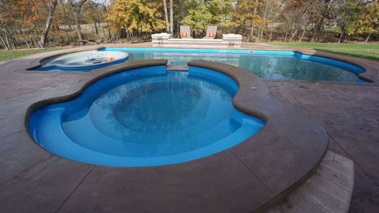 Xtreme-Pool-Builders-Grand-spa-with-spillover-fiberglass-pool
